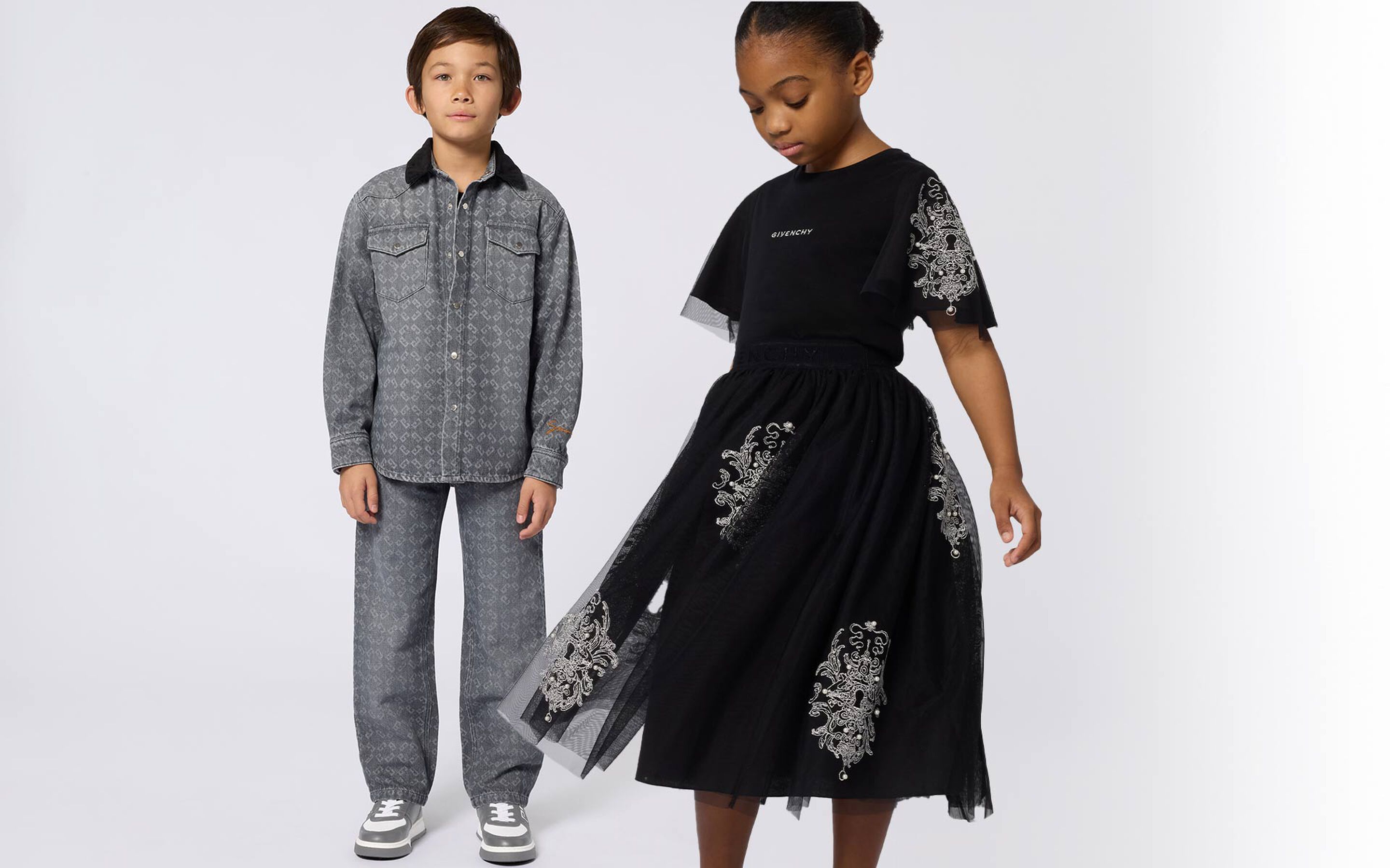 I vestiti e gli accessori per bambini del marchio di lusso Givenchy su Kids around