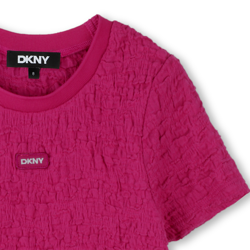 T-shirt goffrata maniche corte DKNY 
                        BAMBINA
