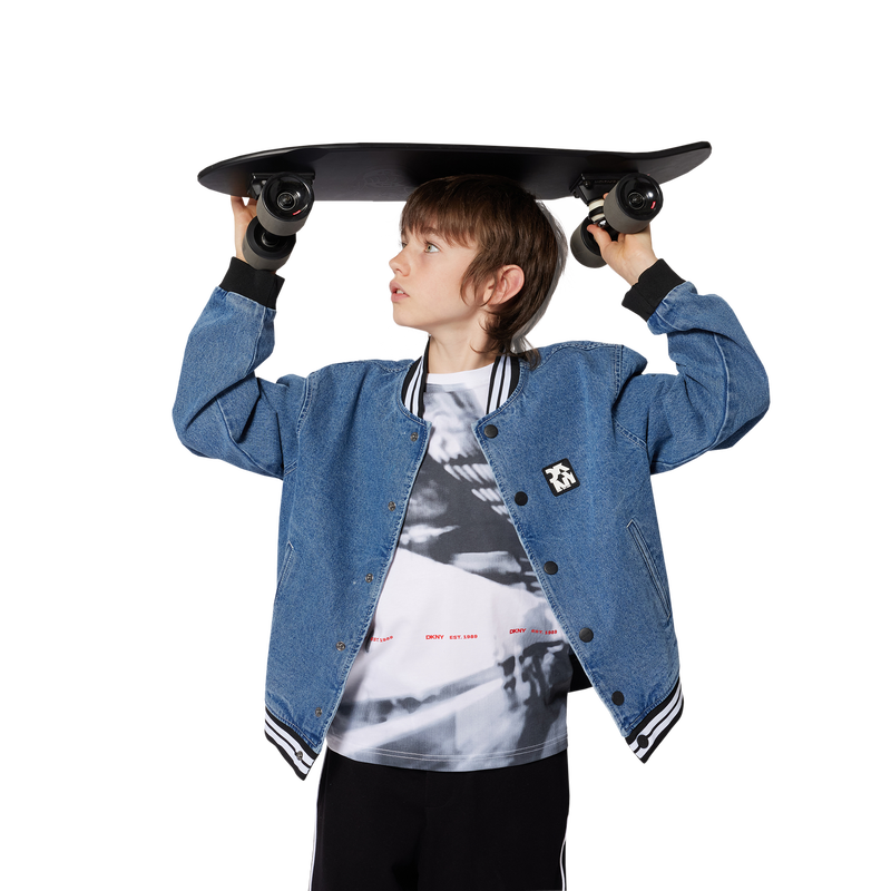 T-shirt in cotone stampato DKNY 
                        RAGAZZO