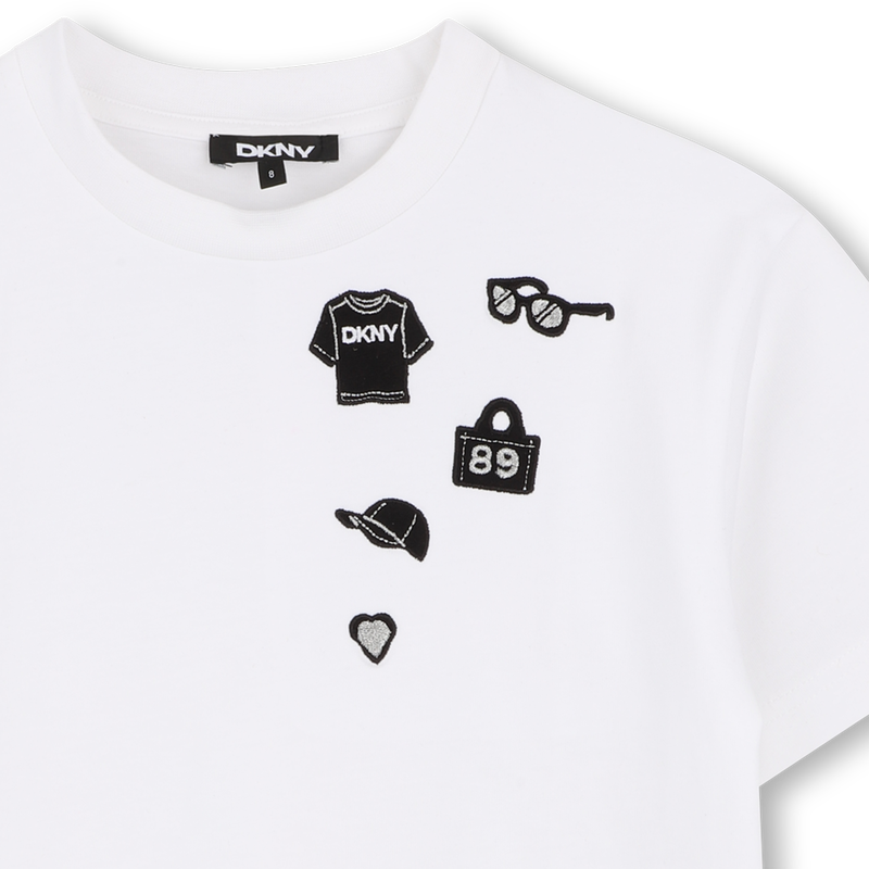 T-SHIRT A MANICHE CORTE DKNY 
                        BAMBINA