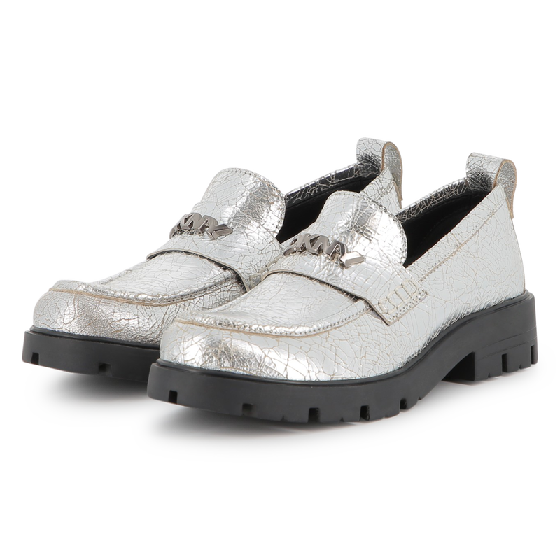 Mocassini in pelle di vacchetta metallizzata DKNY 
                        BAMBINA