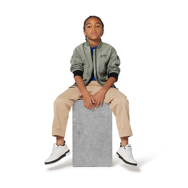 Pantaloni in twill DKNY 
                        UNISEX