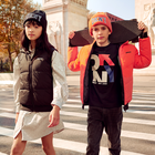 Piumino smanicato cappuccio DKNY 
                    UNISEX
