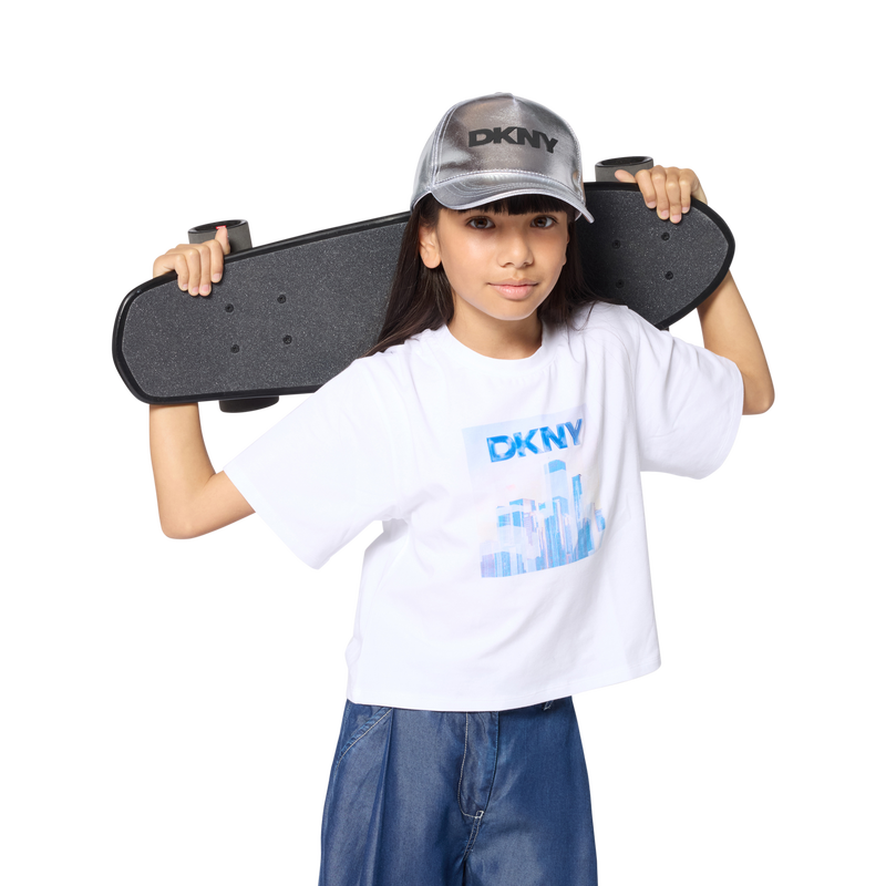 T-SHIRT A MANICHE CORTE DKNY 
                        BAMBINA