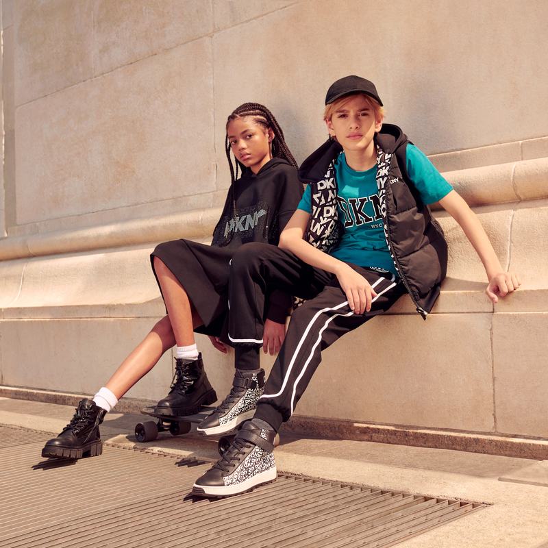 Abito in felpa con cappuccio DKNY 
                        BAMBINA