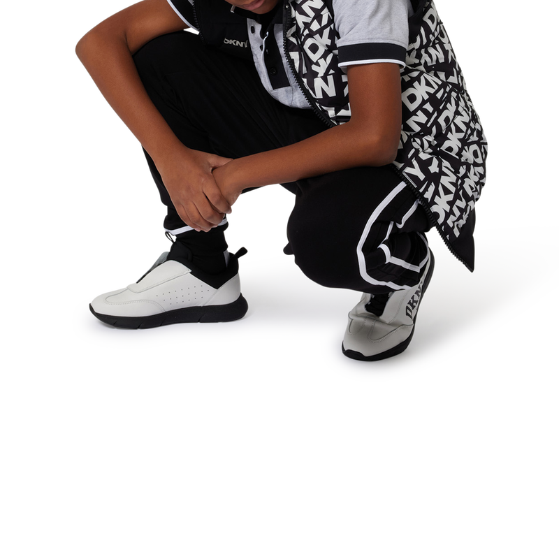 Piumino smanicato cappuccio DKNY 
                        UNISEX