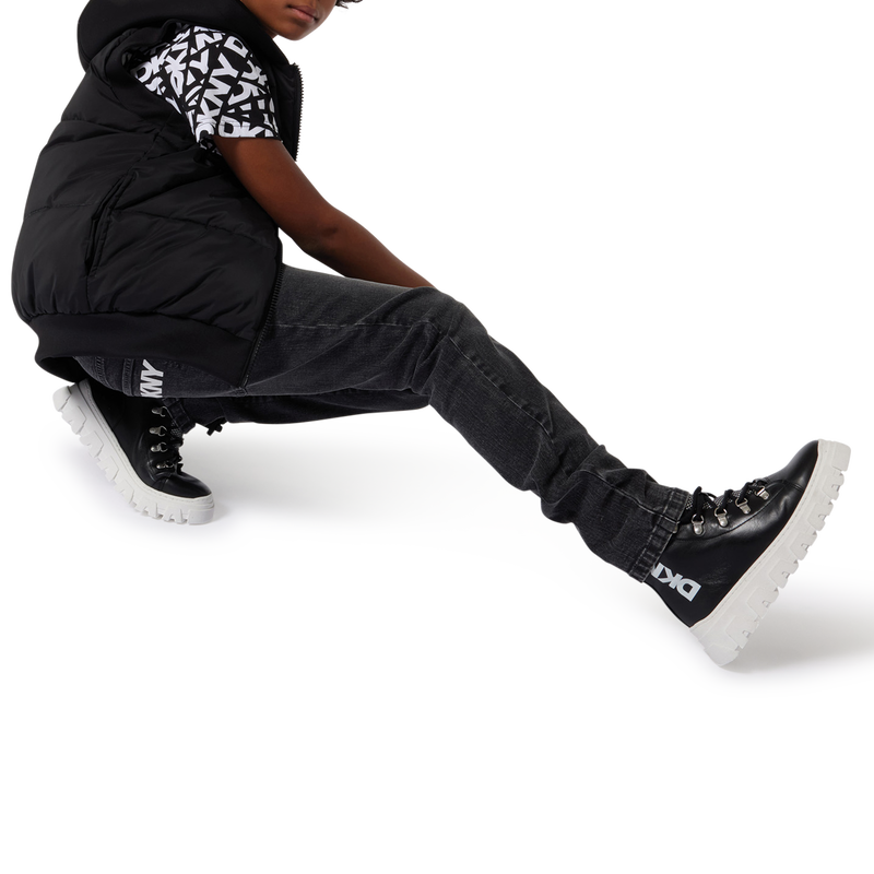 Piumino smanicato cappuccio DKNY 
                        UNISEX