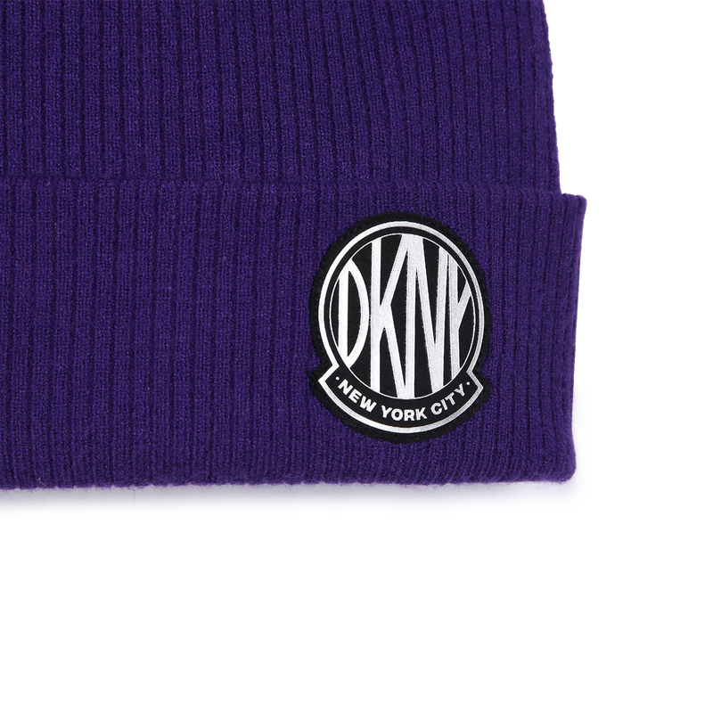 Berretto a maglia con risvolto DKNY 
                        BAMBINA