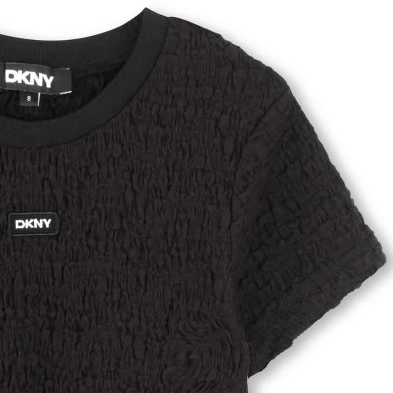 T-shirt goffrata maniche corte DKNY 
                        BAMBINA