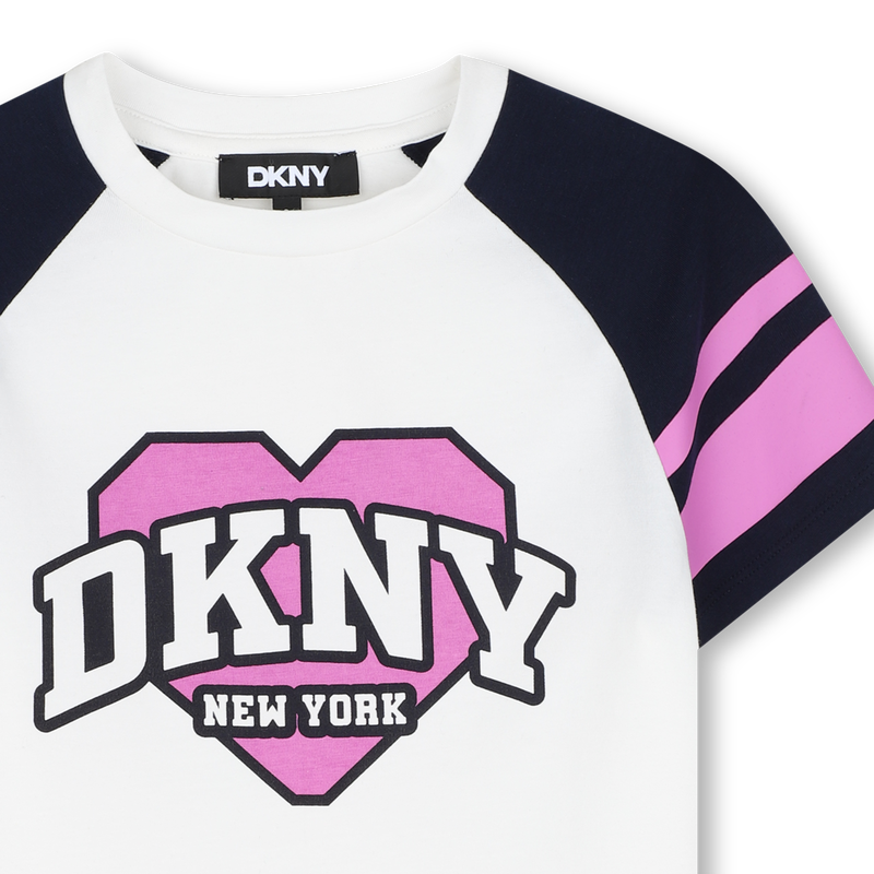 T-shirt a maniche corte DKNY 
                        BAMBINA