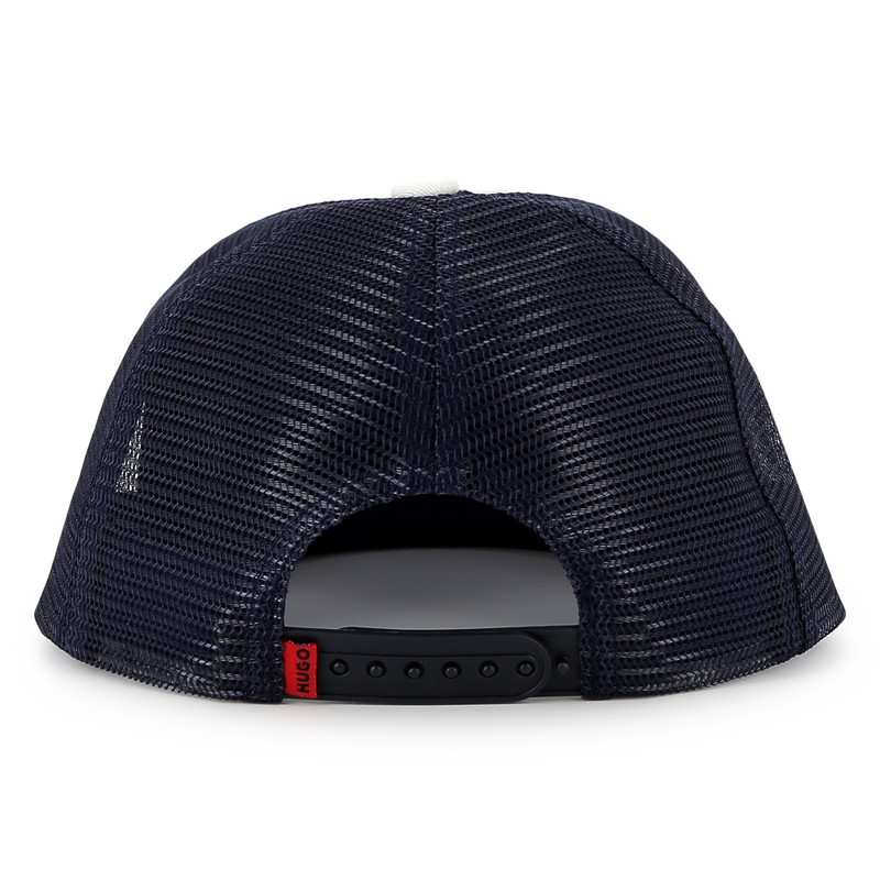 Cappellino con stampa HUGO 
                        RAGAZZO