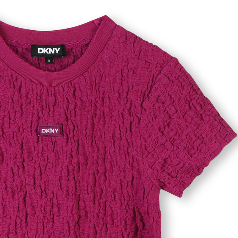 Vestito goffrato maniche corte DKNY 
                        BAMBINA