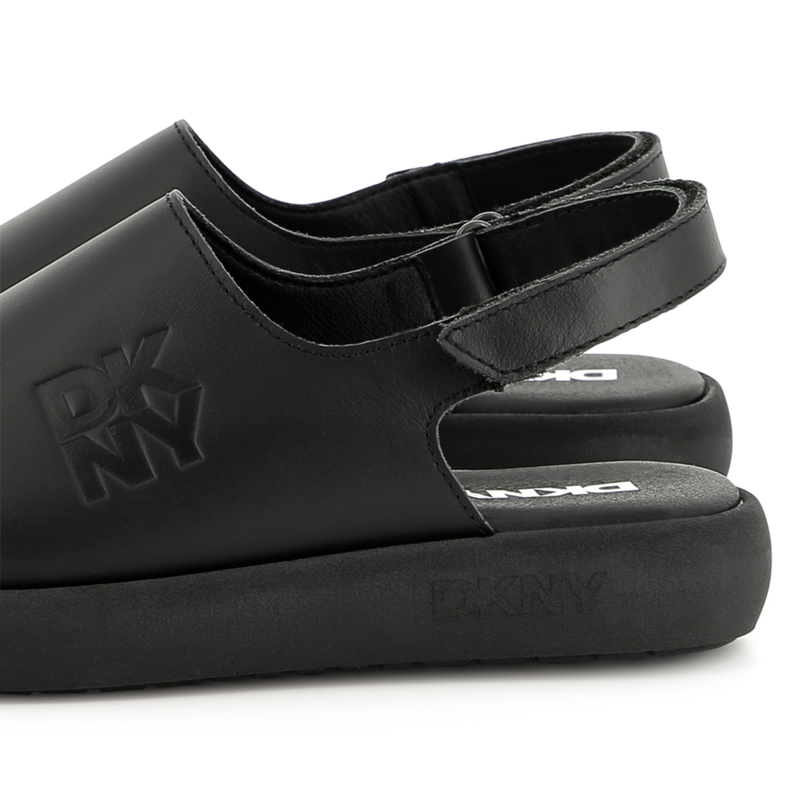 Zoccoli in pelle con velcro DKNY 
                        UNISEX