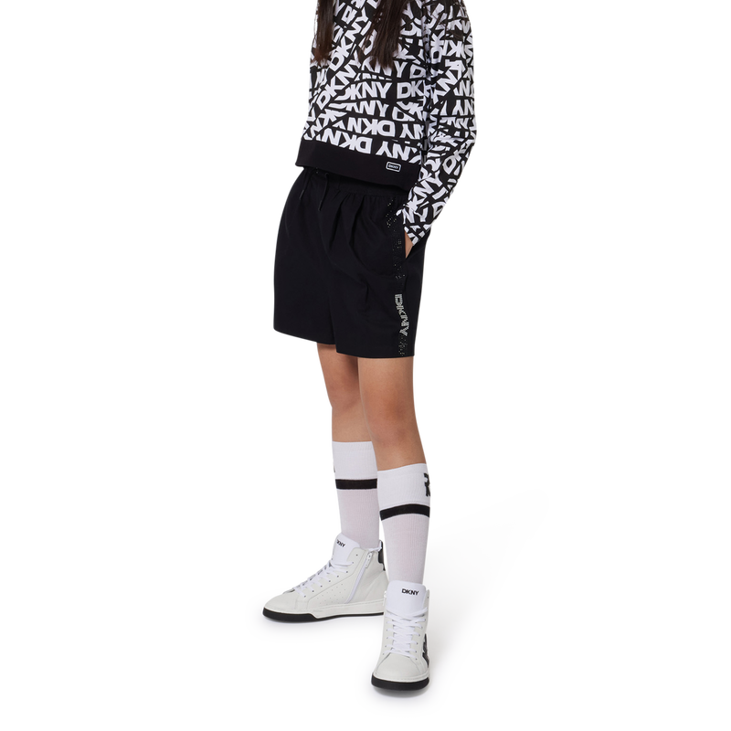 Shorts in cotone con strass DKNY 
                        BAMBINA