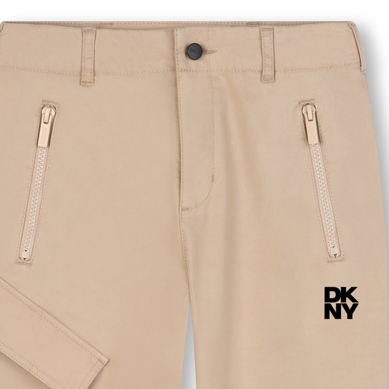 Pantaloni in twill DKNY 
                        UNISEX