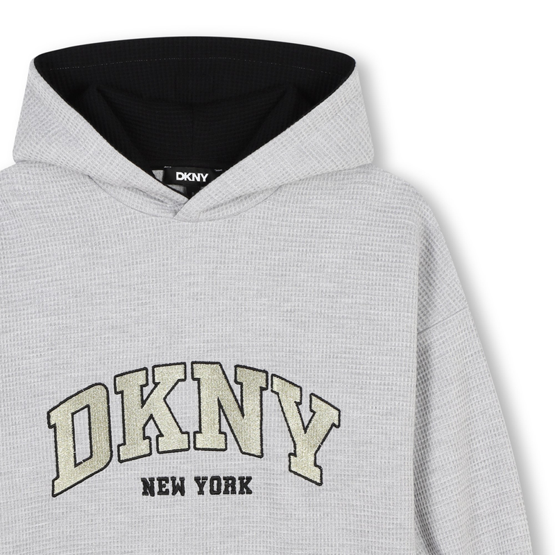Abito logato con cappuccio DKNY 
                        BAMBINA