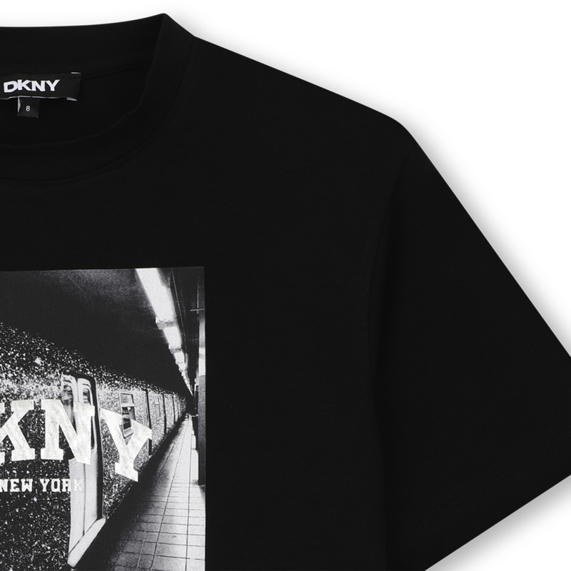 T-shirt a maniche corte DKNY 
                        BAMBINA